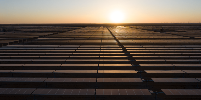 Gambar 1. Pembangkit Listrik Tenaga Surya Sakaka dengan kapasitas 300 MW