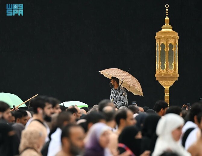 Sepuluh Malam Terakhir Disambut Hujan Deras: Tidak Menyurutkan Antusiasme I’tikaf di Masjidil Haram dan Masjid Nabawi