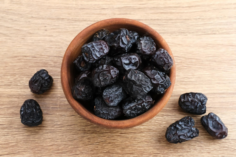 Gambar 1. Kurma Ajwa (Sumber Saudimoments.com)