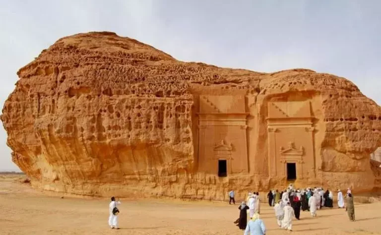 Gambar 1. Mada'in Salih (Sumber islamiclandmarks.com)