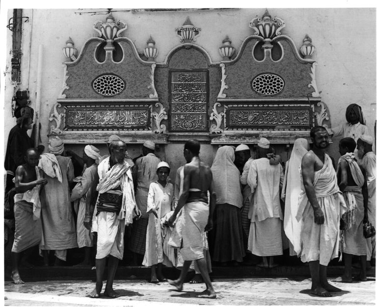 Gambar 1. Peziarah di sekitar Sumur Zamzam pada tahun 1926 (Sumber Abdulaziz Foundation for Research and Archives)