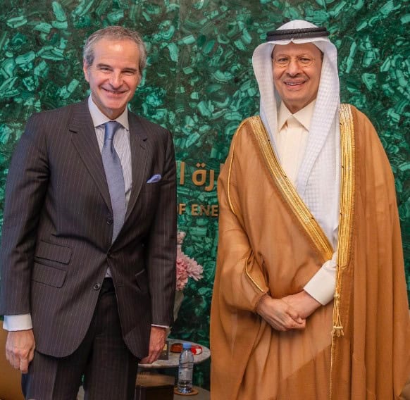 Rafael Grossi, Direktur Jenderal Badan Tenaga Atom Internasional (IAEA) (kiri) dan Pangeran Abdulaziz bin Salman, Menteri Energi Arab Saudi (kanan) (Sumber SPA)