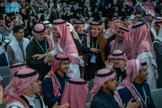 header, Kegembiraan Peserta yang Namanya Disebutkan Sebagai Siswa Berprestasi dalam Acara Penutupan Science Fair (Sumber Arab News)