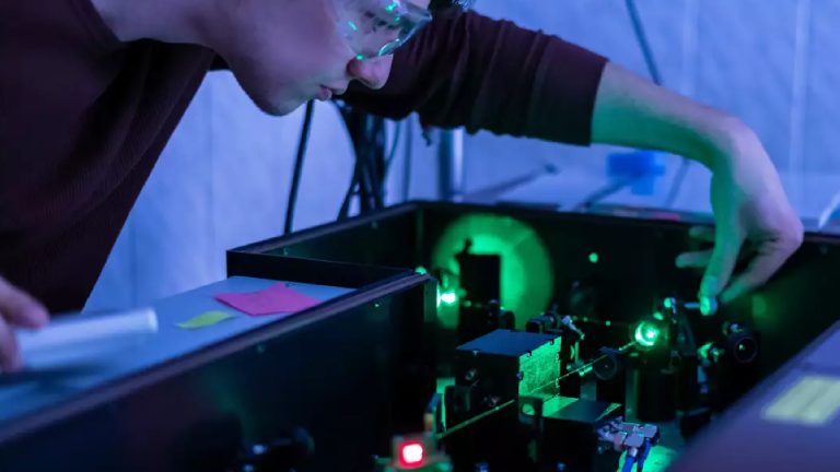 header, Salah Satu di Laboratorium Fotonik KAUST (Sumber KAUST CEMSE)