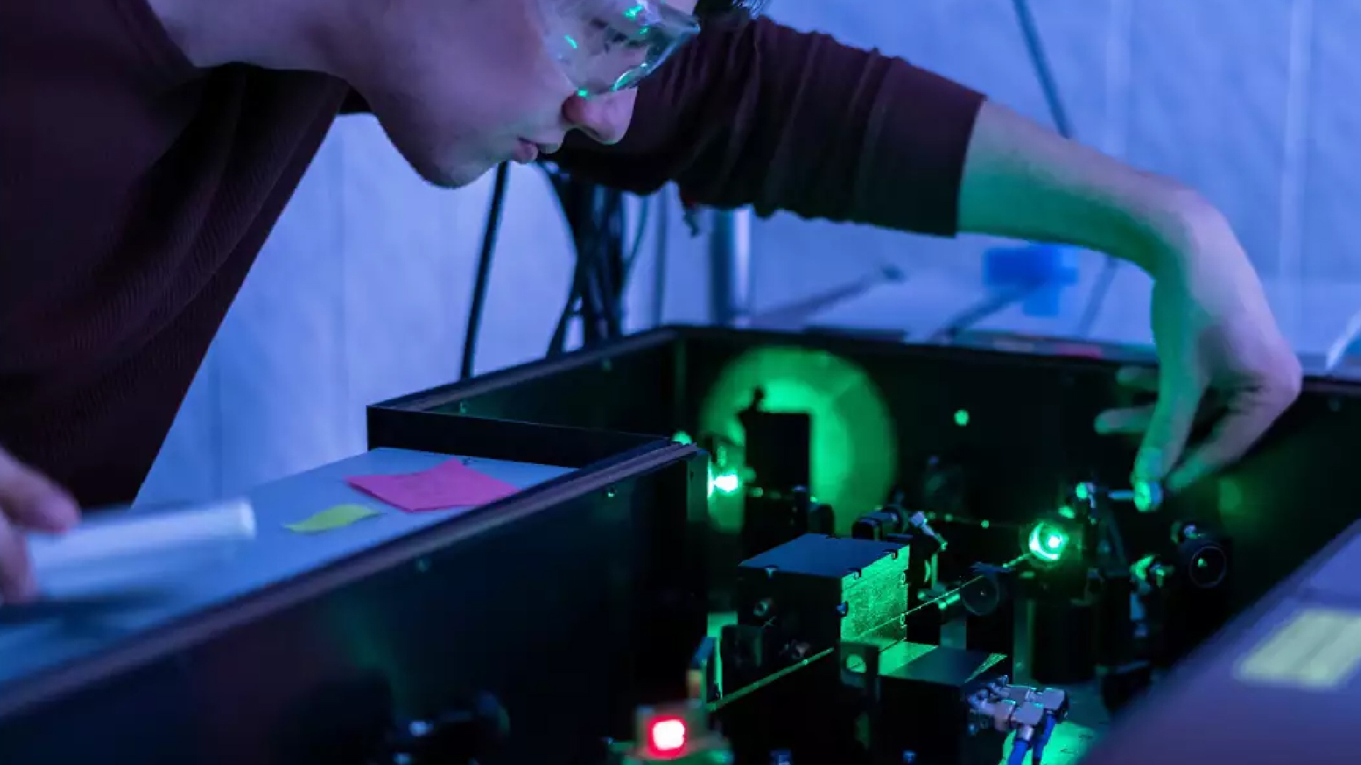 header, Salah Satu di Laboratorium Fotonik KAUST (Sumber KAUST CEMSE)