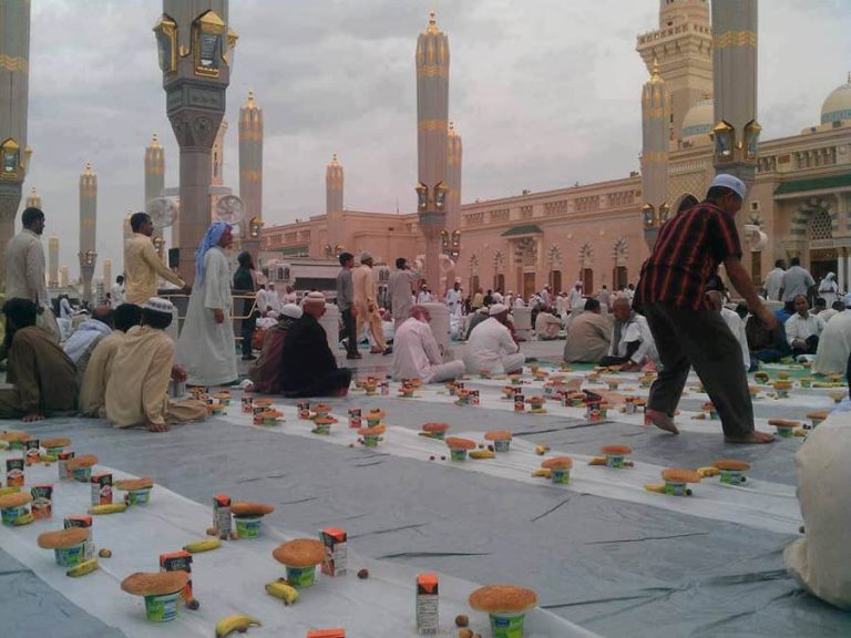 header, Suasana Menjelang Buka Puasa di Masjid Nabawi (Sumber Leaders MENA)