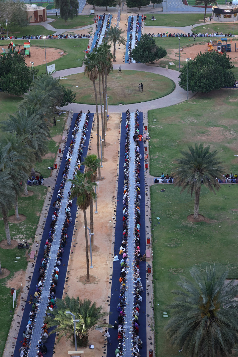 header, Suasana Buka Puasa di Sebuah Taman di Riyadh (Sumber Arab News)