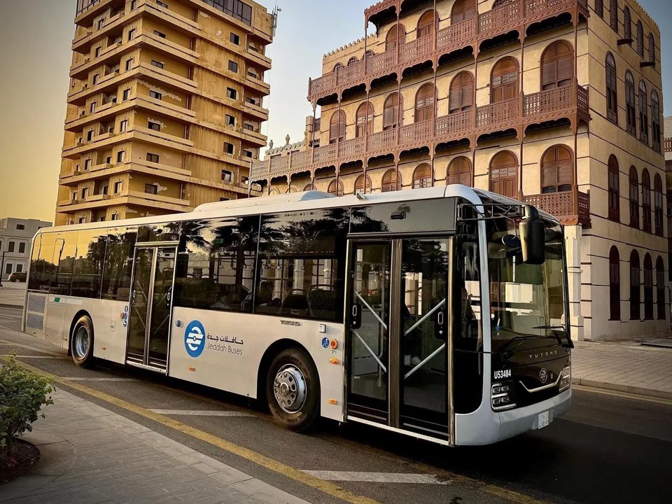 header, Jeddah Bus Melintas di Kawasan Kota Tua Balad (Sumber SPA)