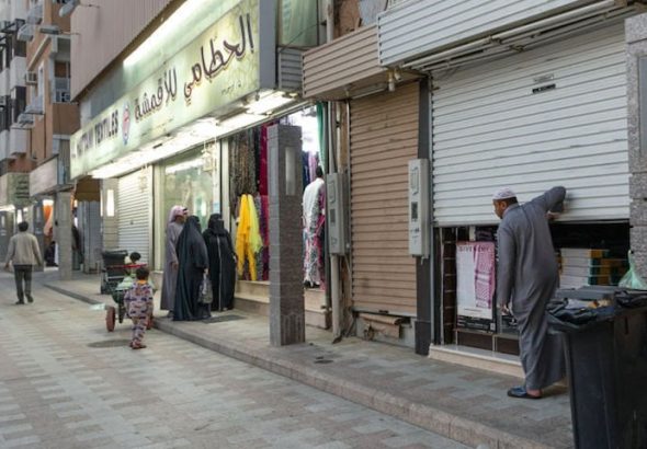 header, Sebagian Pemilik Menutup Tokonya saat Waktu Sholat (Sumber The Islamic Information)