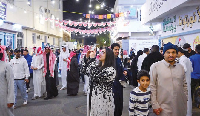 header, Suasana Keramaian di Tengah Masyarakat Arab Saudi (Sumber Arab News)