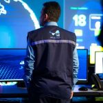 header, Petugas Saudi Energy sedang Melakukan Monitoring Sistem Digital Kelistrikan (Sumber SPA)
