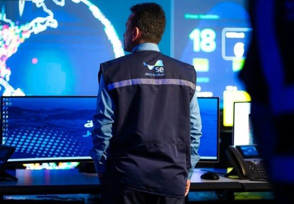 header, Petugas Saudi Energy sedang Melakukan Monitoring Sistem Digital Kelistrikan (Sumber SPA)