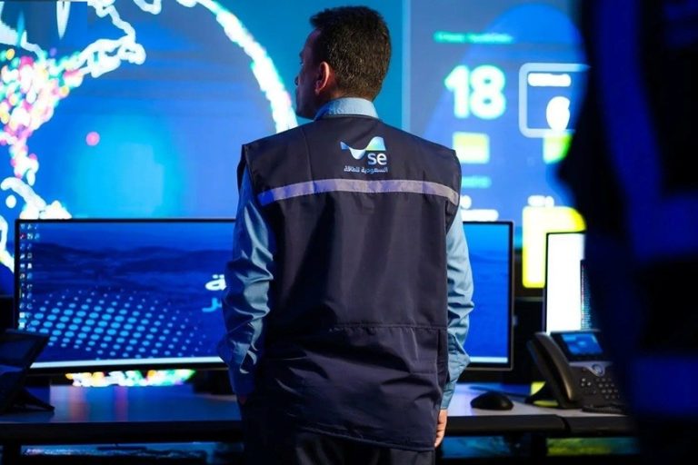 header, Petugas Saudi Energy sedang Melakukan Monitoring Sistem Digital Kelistrikan (Sumber SPA)