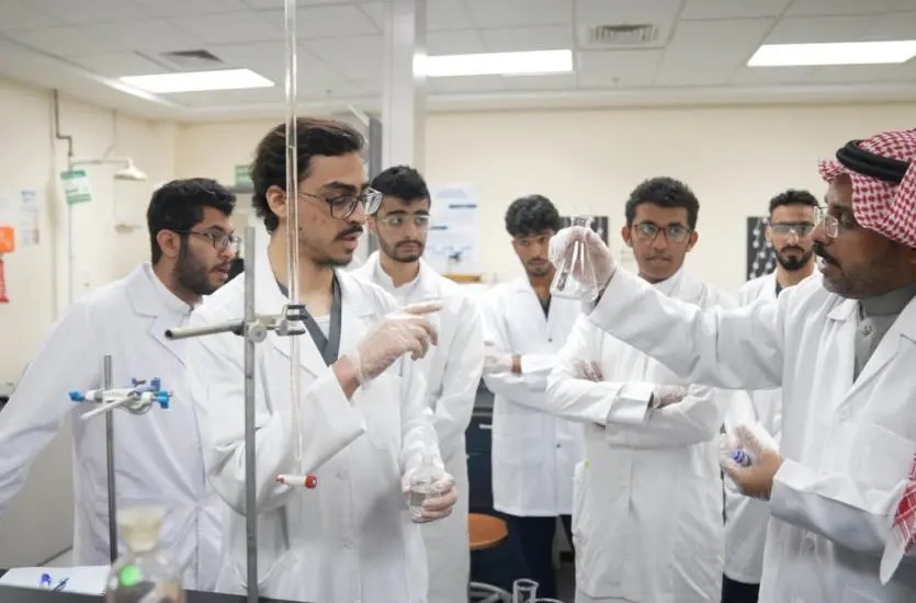 header, Praktikum di Salah Satu Laboratoium Universitas Taibah (Sumber Taibah University)