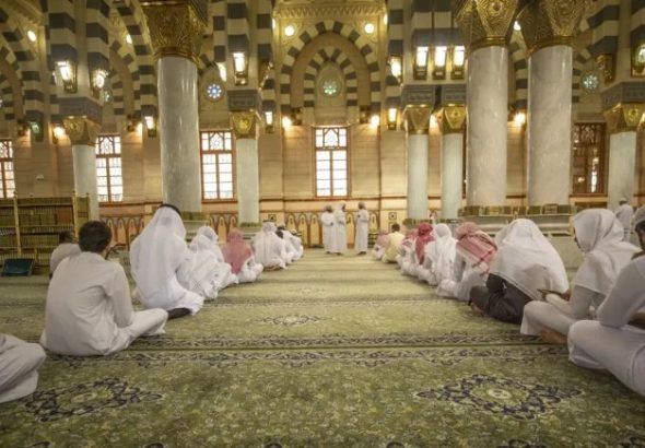 header, Suasana Halaqah Quran di Masjid Nabawi (Sumber theislamicinformation.com)