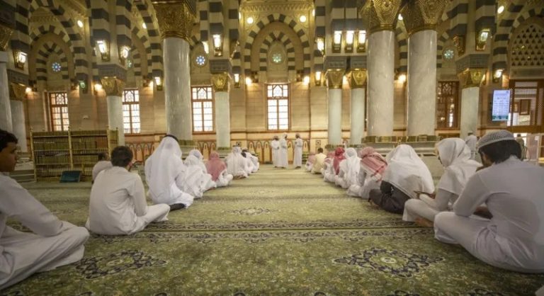 header, Suasana Halaqah Quran di Masjid Nabawi (Sumber theislamicinformation.com)