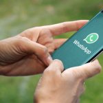 header, Ilustrasi Penggunaan Aplikasi WhatsApp (Sumber Arab News)