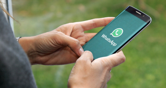 header, Ilustrasi Penggunaan Aplikasi WhatsApp (Sumber Arab News)